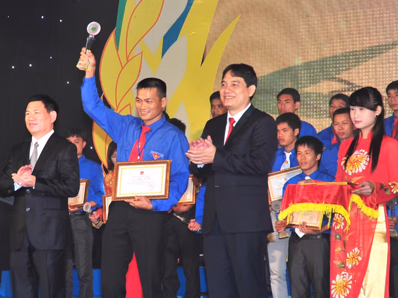 Anh Nguyễn Đắc Vinh, Bí thư Thứ nhất TW Đoàn (bên phải) và ông Hồ Đức Phớc, Bí thư Tỉnh ủy Nghệ An trao giải thưởng cho các thanh niên tiêu biểu. 