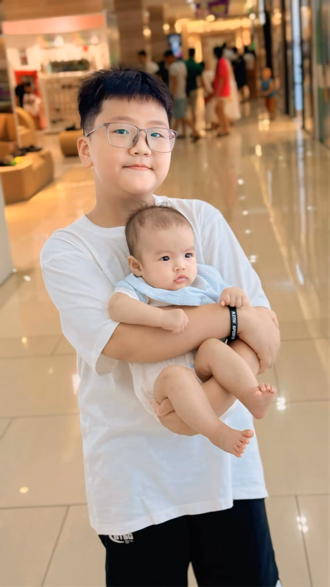 Diễn viên Thu Quỳnh đăng tải khoảnh khắc đời thường của hai bé cùng lời chúc con trai lớn bước vào năm học mới chăm ngoan, đạt thành tích tốt.