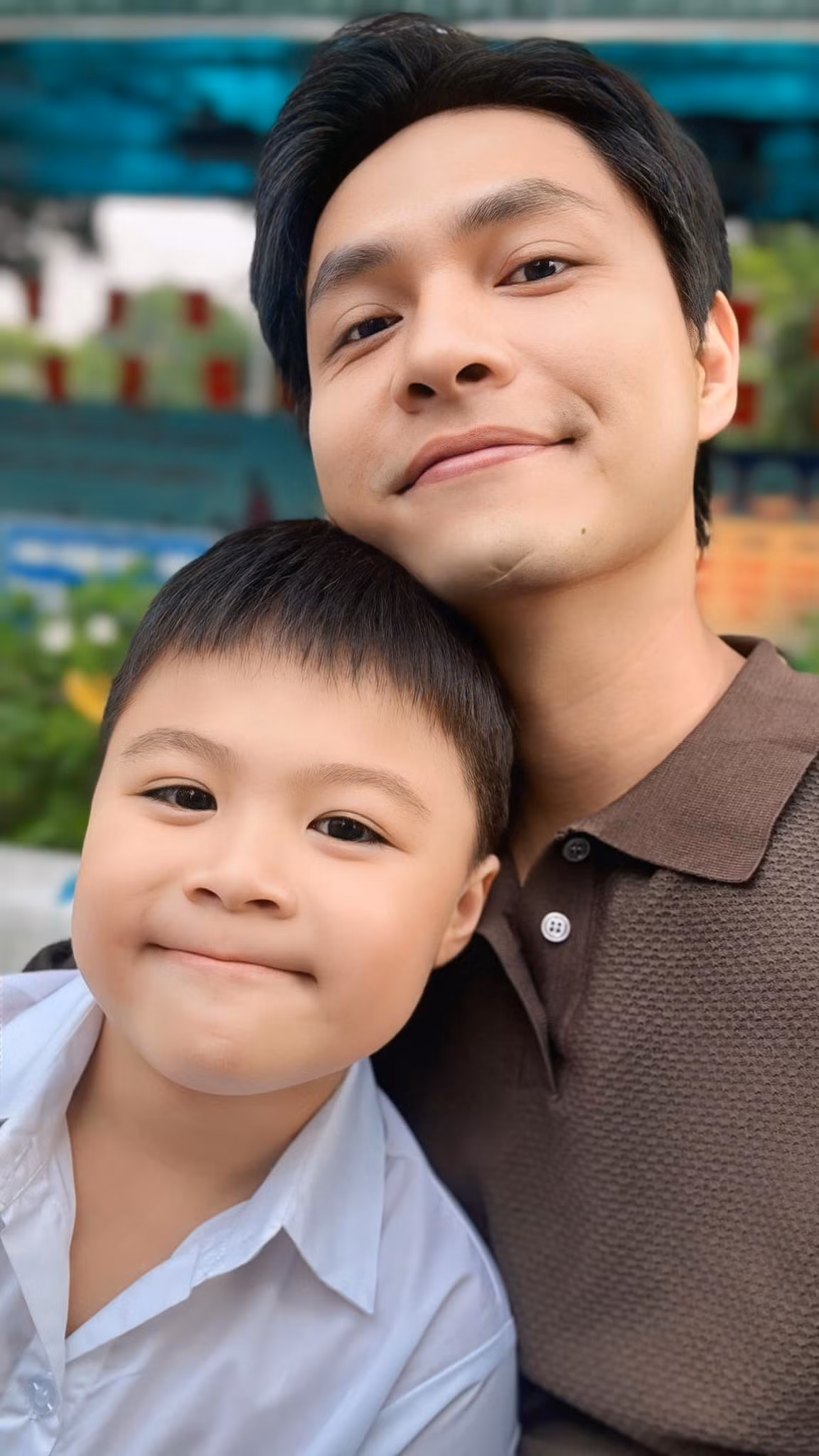 Theo chia sẻ của diễn viên Tô Dũng, ngày khai giảng trùng với sinh nhật của anh và con trai. “Chúc mừng sinh nhật chúng mình. Chúc mừng con chính thức bước vào lớp 1. Bố yêu con”, Tô Dũng viết.