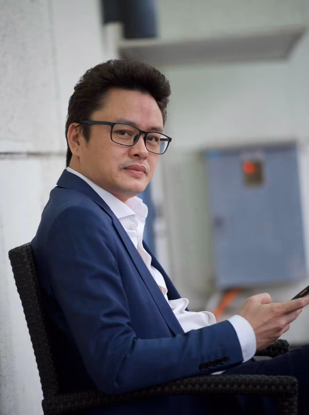 BTV Hữu Bằng thời mới vào nghề và hiện tại. Anh là gương mặt quen thuộc của Thời sự 19h và các chương trình chính luận của VTV.