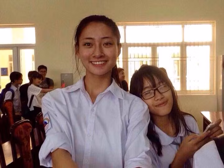 Hoa hậu Lương Thùy Linh đăng ảnh mặt mộc thời THPT. "Theo dòng sự kiện, hôm nay Linh tựu trường", cô viết.