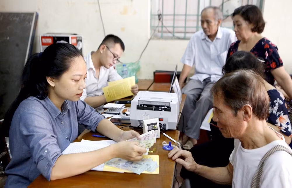 Có thể lùi ngày trả lương hưu, trợ cấp hằng tháng của tháng 8 để trả cả phần lương tăng thêm từ tháng 7 (Ảnh minh họa).