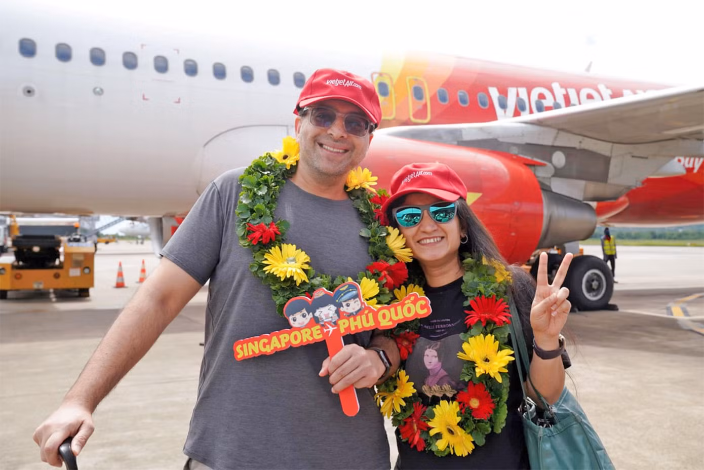 Những hành khách đầu tiên trên chuyến bay Vietjet kết nối Singapore - Phú Quốc. Ảnh: VJ. Những hành khách đầu tiên trên chuyến bay Vietjet kết nối Singapore - Phú Quốc. Ảnh: VJ.