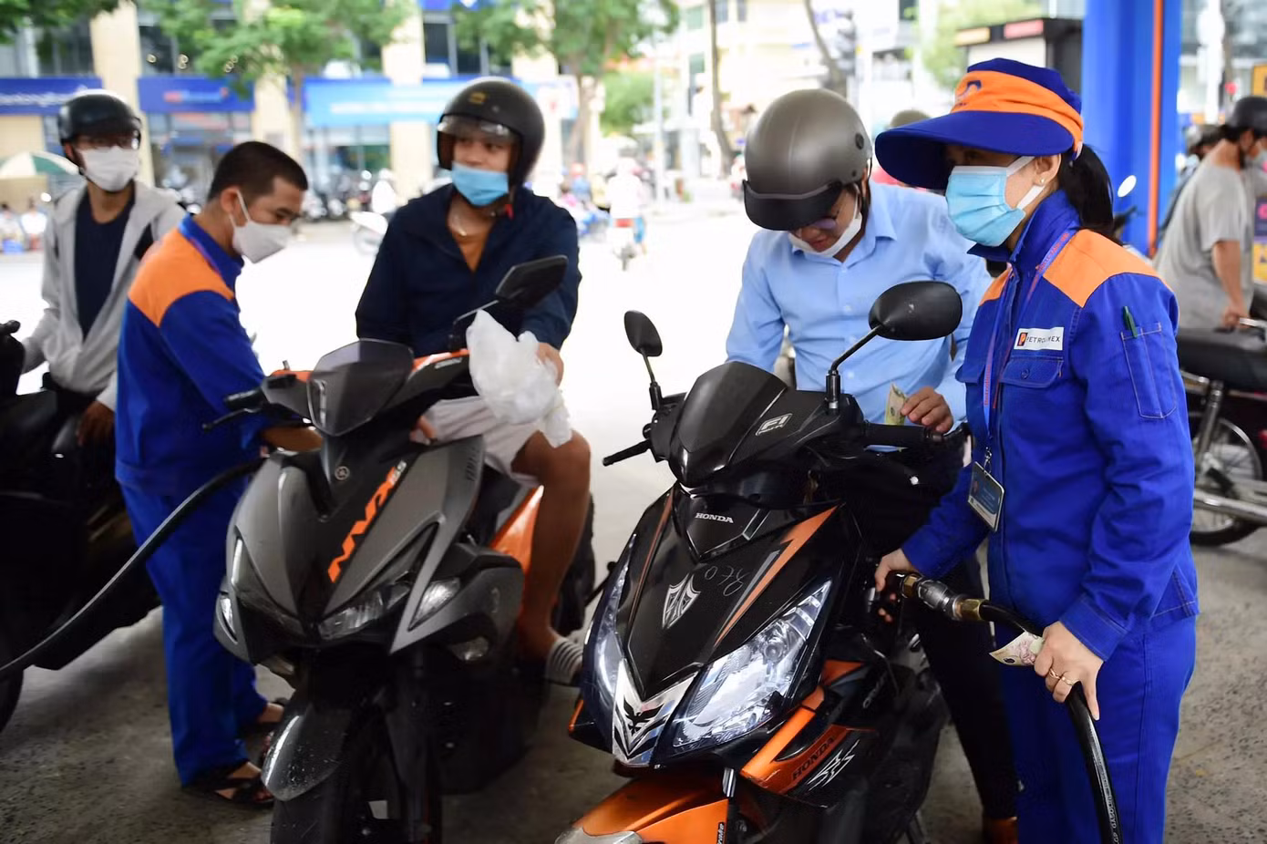 Giá xăng ngày mai có thể giảm mạnh (Ảnh: Thanh Tùng)