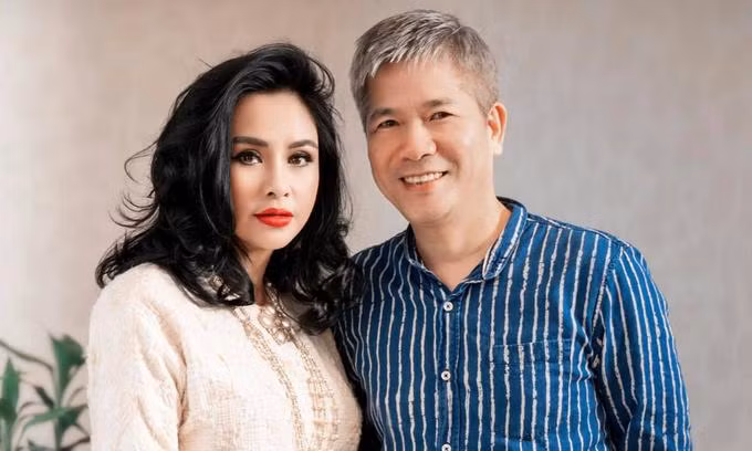 Vào đầu 2021, bác sĩ Tiến Hùng - bạn trai diva tiết lộ đã cầu hôn và được cô đồng ý.