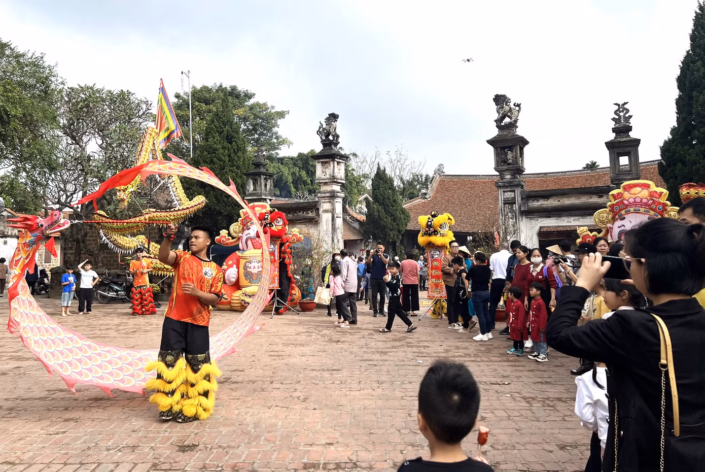 Khu vực di tích Đình Mông Phụ là nơi diễn ra các hoạt động thường niên phục vụ du khách. Đây cũng là một trong những không gian thu hút đông đảo khách quốc tế trải nghiệm Tết làng Việt 2024.