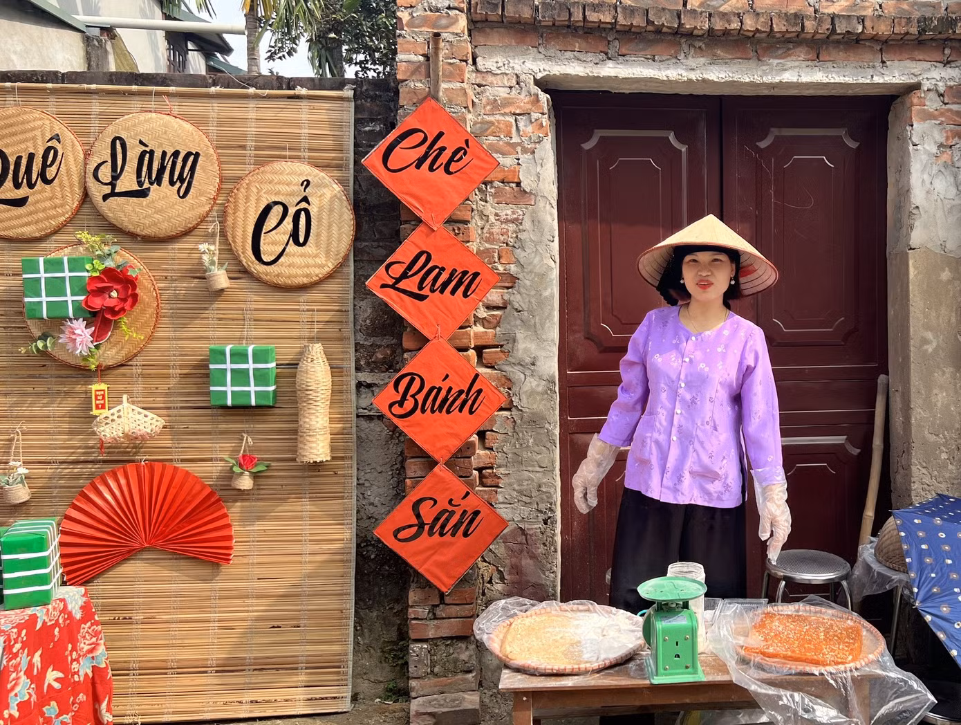 Thời gian gần đây, bộ mặt Làng cổ Đường Lâm đổi khác. Nhiều tiểu cảnh, không gian sáng tạo được dựng lên ngay gần cổng làng Mông Phụ thu hút đông đảo du khách ghé qua check-in, trải nghiệm.