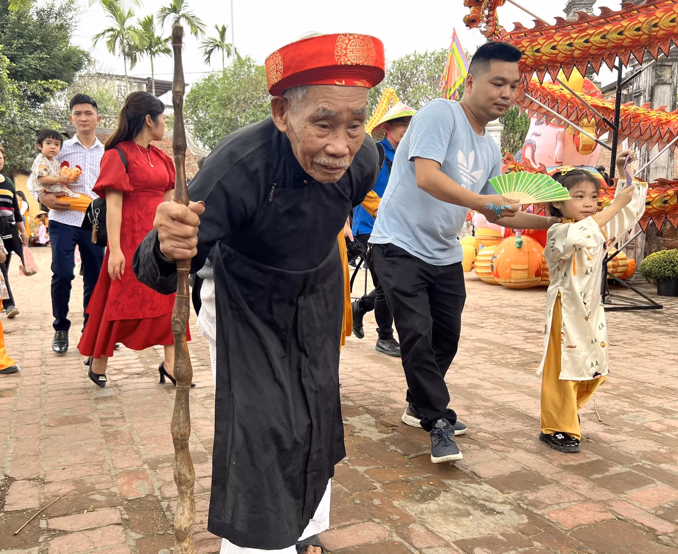 Người dân Đường Lâm hòa chung không khí giới thiệu, trải nghiệm Tết làng Việt. Nam phụ lão ấu Đường Lâm cùng du khách chơi Tết sớm. Du lịch cộng đồng ở Đường Lâm có sự đổi thay rõ rệt sau hơn chục năm.