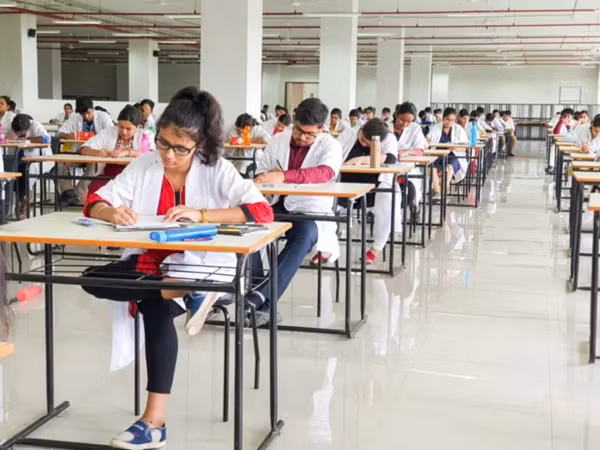 Học sinh Ấn Độ trong phòng thi. Ảnh minh họa: 123RF.