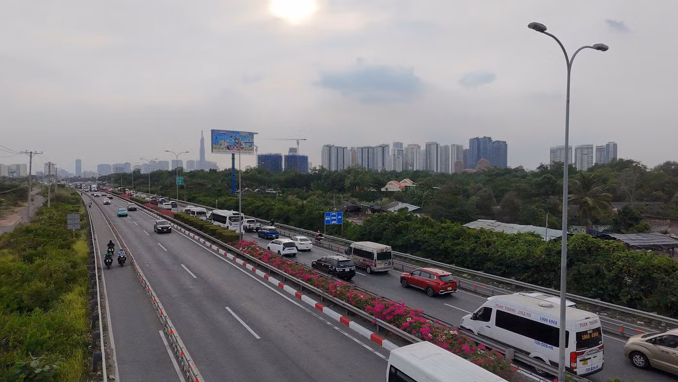 Trên cao tốc TPHCM - Long Thành - Dầu Giây, giao thông thông thoáng theo hướng TPHCM đi Đồng Nai, Trong khi đó, ở hướng ngược lại đi TPHCM, dòng phương tiện nối đuôi xếp hàng di chuyển.