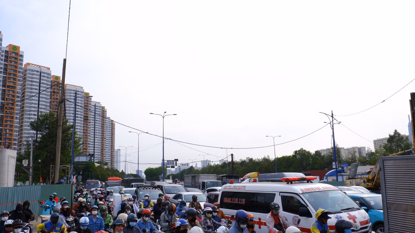 Dòng phương tiện nhích từng chút trên đường Mai Chí Thọ - đoạn gần nút giao thông An Phú lúc 17 giờ ngày 29/4.