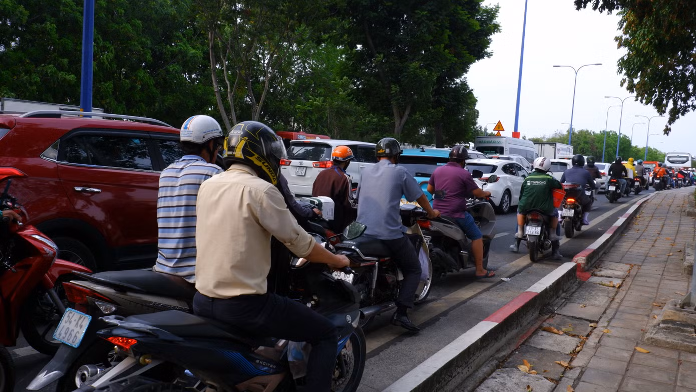 Dòng phương tiện nối đuôi di chuyển trên đường Mai Chí Thọ (hướng từ hầm vượt sông Sài Gòn đi nút giao An Phú).