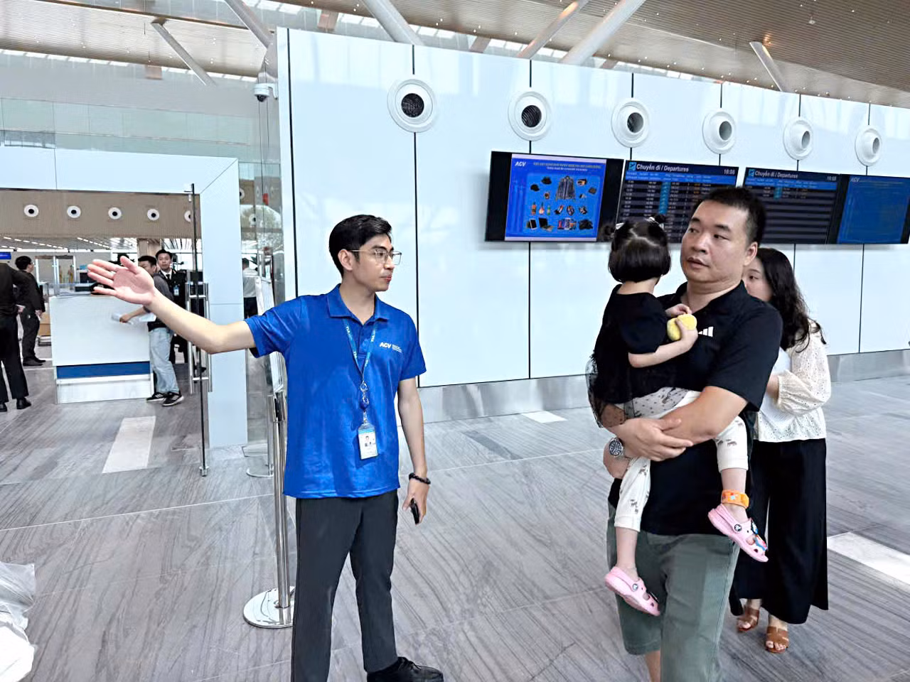 Như vậy, lượng khách đi và đến sân bay Tân Sơn Nhất trong ngày 29/4 sẽ tăng nhẹ so với hôm qua (28/4) khi sân bay này khai thác 710 chuyến bay với hơn 113.000 khách. Ảnh: Lực lượng đoàn viên thanh niên Cảng HKQT Tân Sơn Nhất hỗ trợ hành khách ở khu vực nhà ga T3.