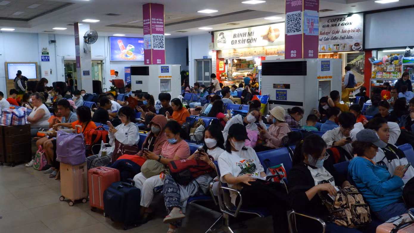 Theo ghi nhận của phóng viên, từ chiều tối 29/4, ga Sài Gòn (quận 3, TPHCM) đã tấp nập hành khách. Đại diện Chi nhánh vận tải đường sắt Sài Gòn cho biết trong hôm nay (29/4), ngành đường sắt tổ chức 13 chuyến tàu xuất phát từ TPHCM đi các tỉnh thành như Quy Nhơn, Nha Trang, Phan Thiết, Đà Nẵng và Hà Nội.