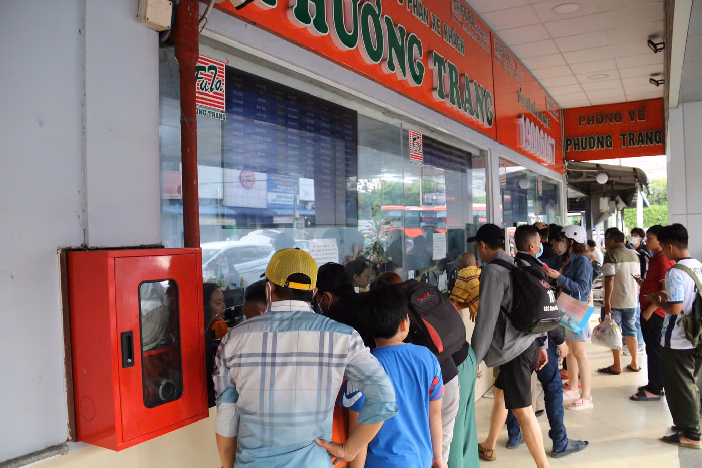 Đại diện Bến xe Miền Tây cho biết, dịp lễ năm nay, lượng khách qua bến tăng khoảng 5% so với cùng kỳ năm 2024 với hơn 1.900 xe xuất bến phục vụ khoảng 53.000 hành khách.