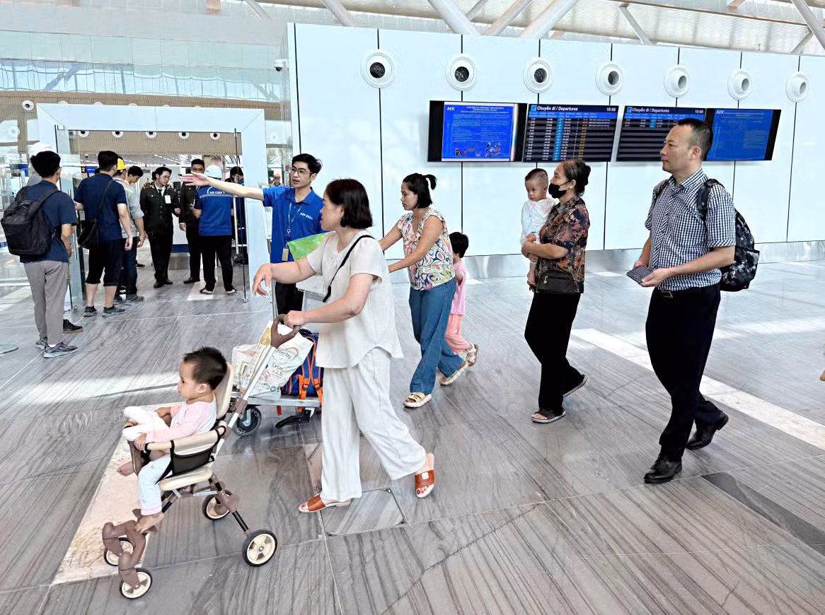 Cảng Hàng không quốc tế Tân Sơn Nhất cho biết, trong hôm nay dự kiến cảng sẽ khai thác 744 chuyến bay đi và đến với hơn 120.000 lượt hành khách. Trong đó, ga trong nước có gần 70.000 hành khách (khách đến gần 39.000 lượt và khách đi hơn hơn 30.800 lượt); ga quốc tế có hơn 50.000 lượt hành khách (khách đi 27.664 lượt và khách đến là hơn 22.300 lượt).