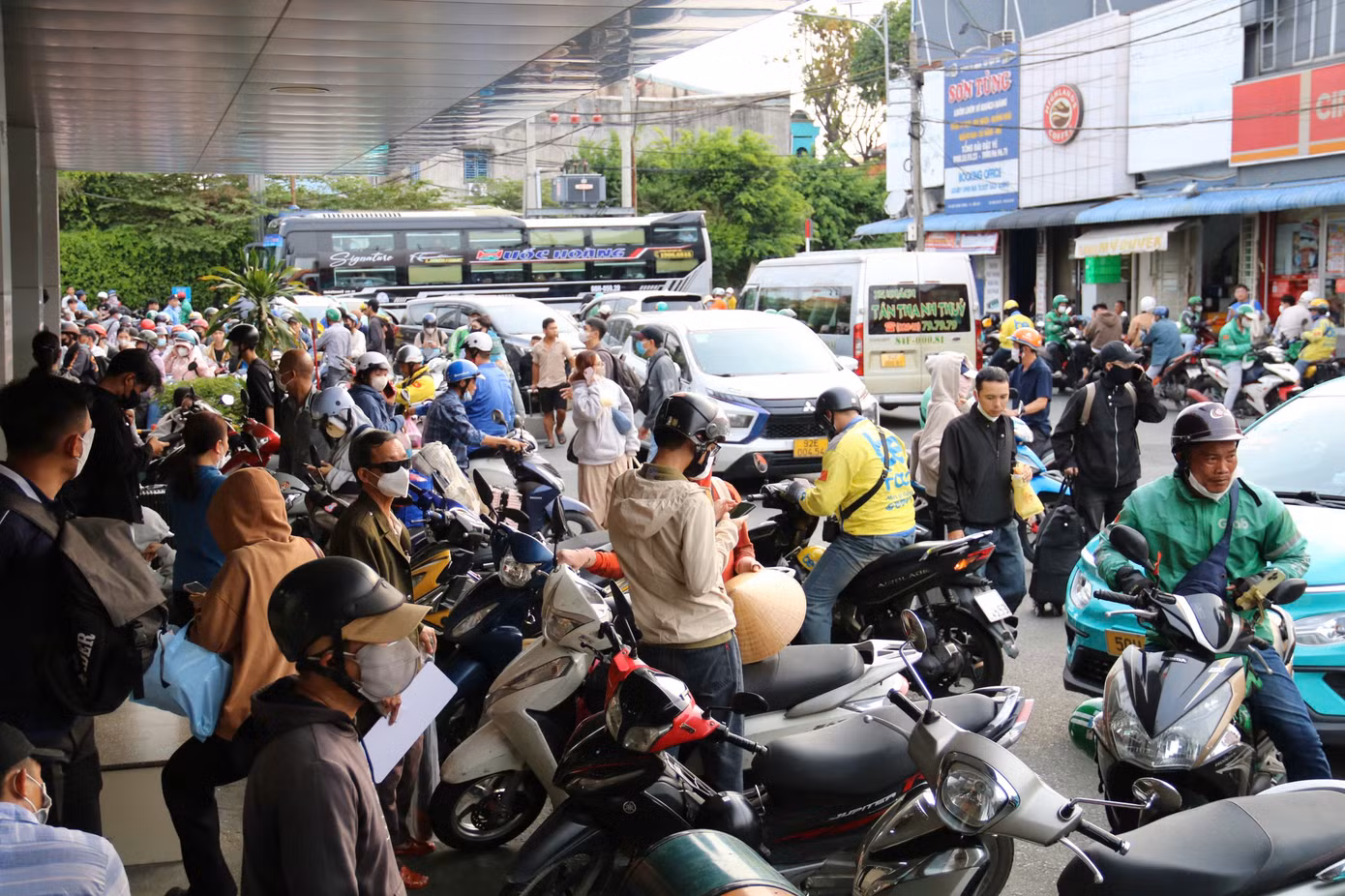 Bến xe Miền Tây (quận Bình Tân, TPHCM) tấp nập người, xe vào chiều 29/4. Ảnh: CTV
