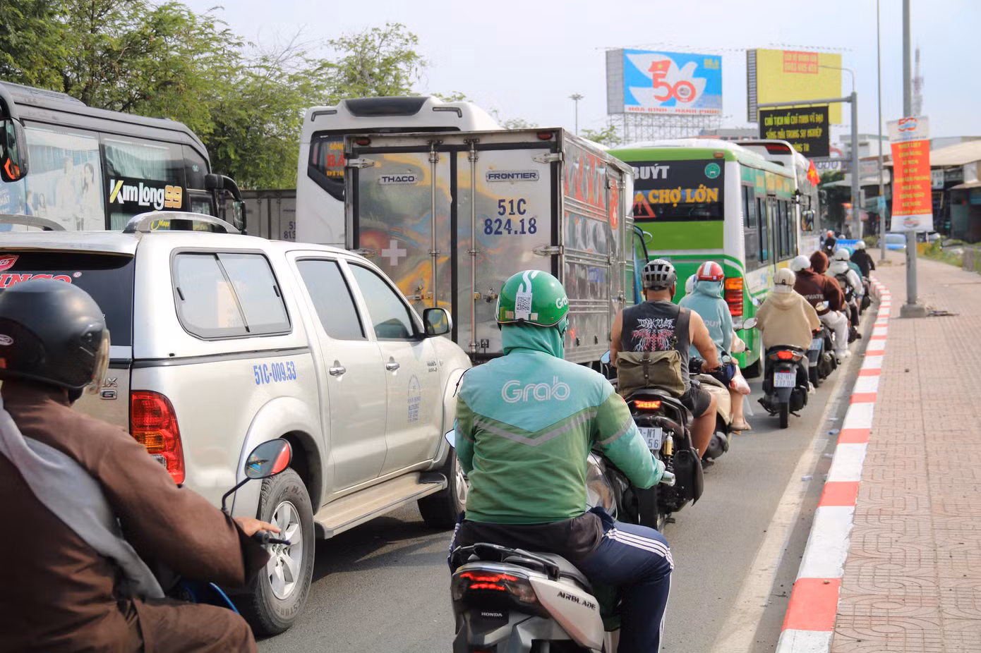 Hàng ngàn phương tiện nhích từng chút một ở cửa ngõ phía Tây TPHCM.