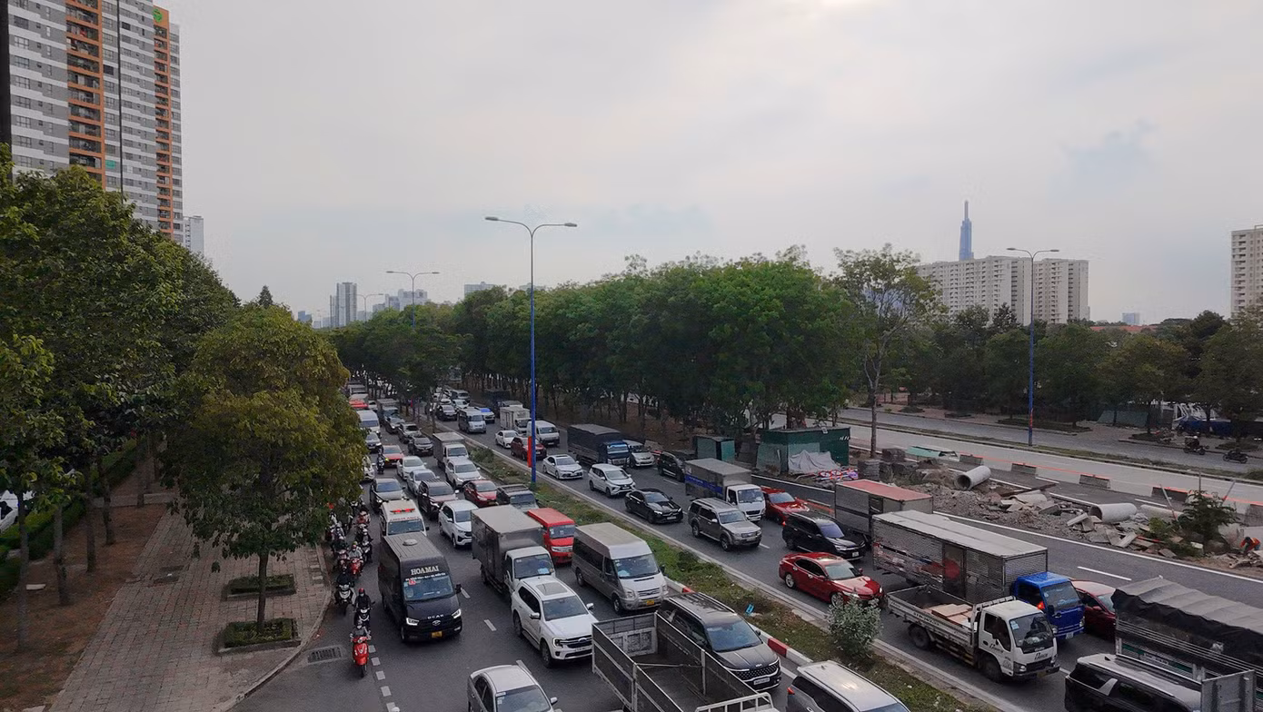 Phương tiện ùn ứ trên đường Mai Chí Thọ (TP Thủ Đức).