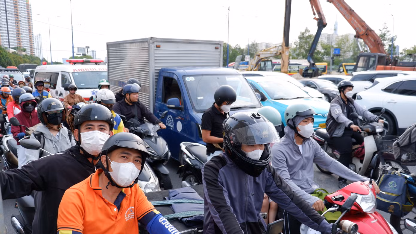 Khu vực nút giao giữa đường Mai Chí Thọ - Đồng Văn Cống ken cứng người và phương tiện.