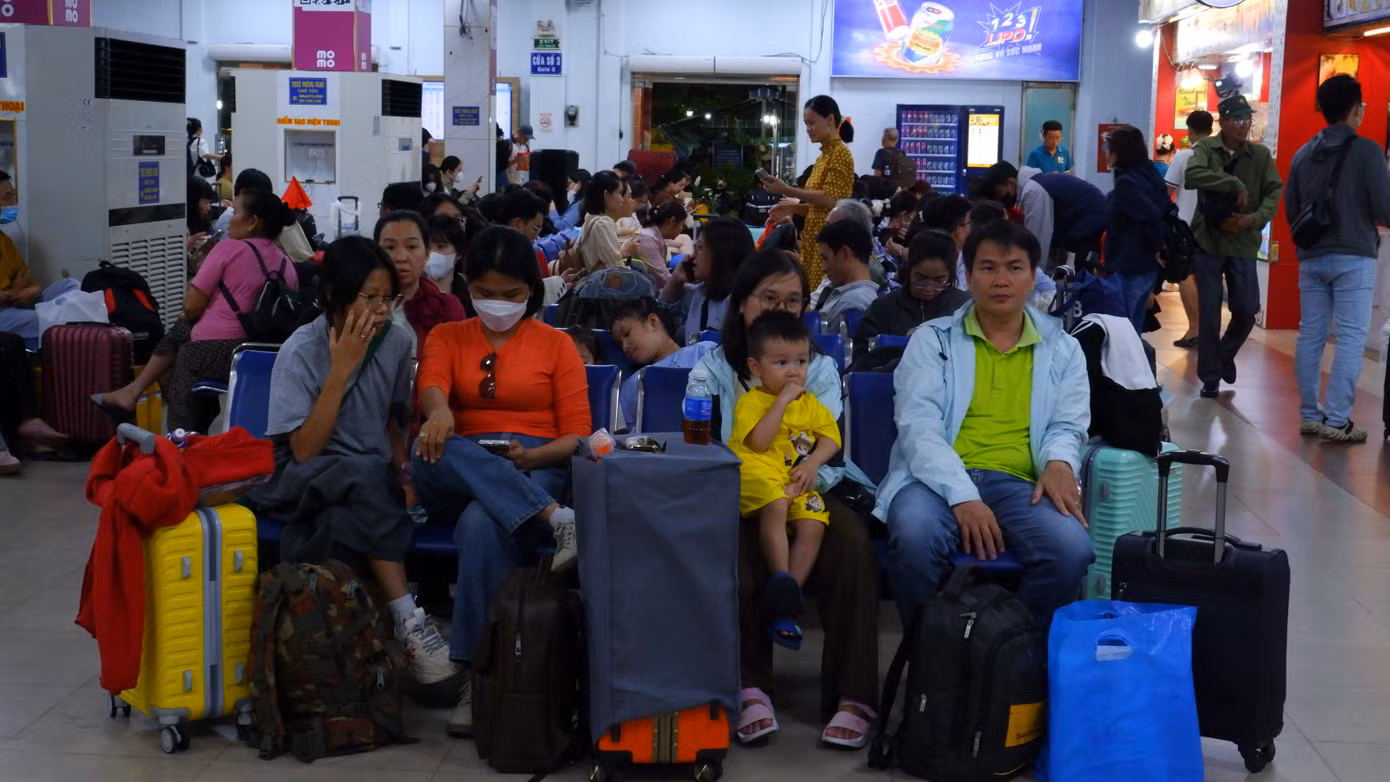 Dự kiến vào buổi tối, các chuyến tàu như SE30 (đi Quy Nhơn), SNT2, SNT4, SNT6 (đi Nha Trang) tiếp tục xuất phát.