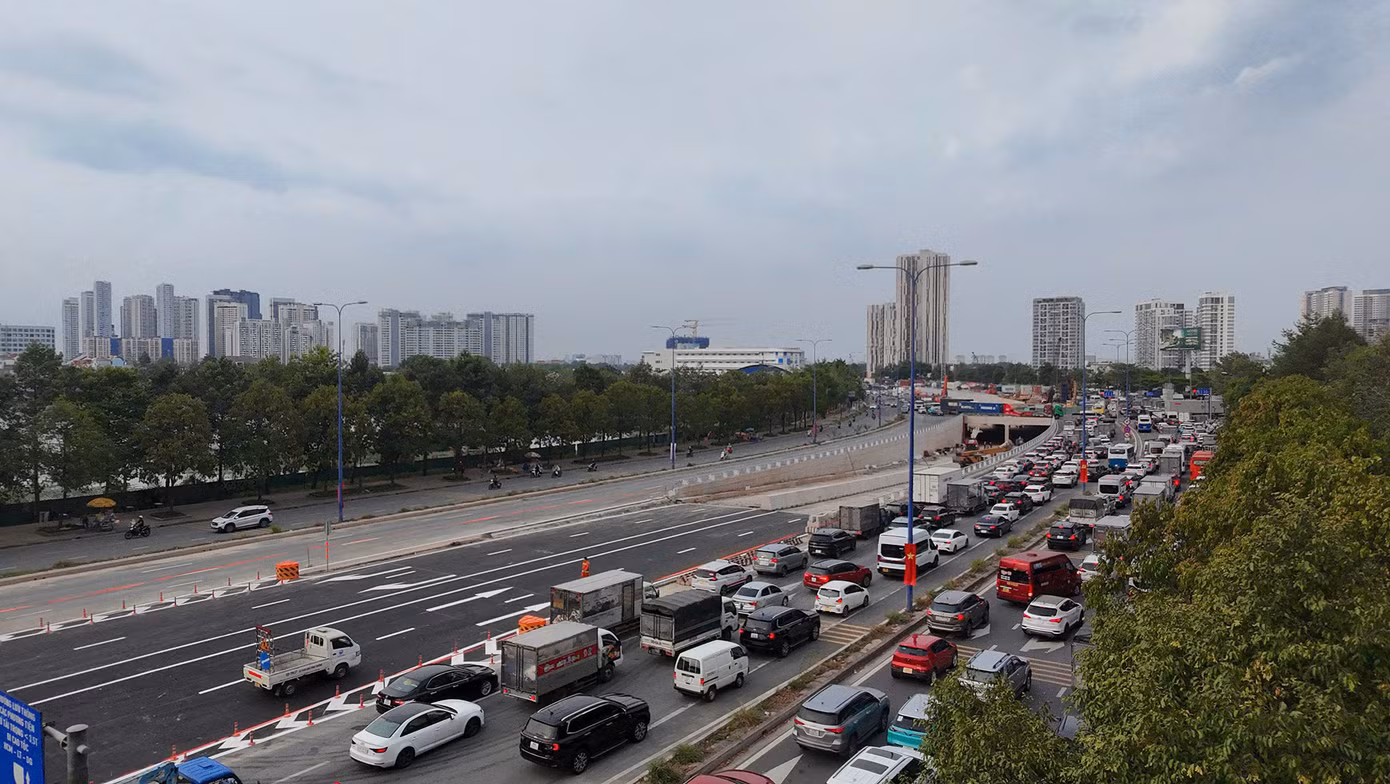 Dòng xe nối đuôi di chuyển chậm trên đường Mai Chí Thọ trong chiều 29/4.