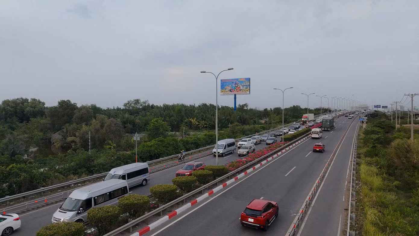 Trên cao tốc TPHCM - Long Thành - Dầu Giây, giao thông thông thoáng theo hướng TPHCM đi Đồng Nai, Trong khi đó, ở hướng ngược lại đi TPHCM, dòng phương tiện nối đuôi xếp hàng di chuyển.