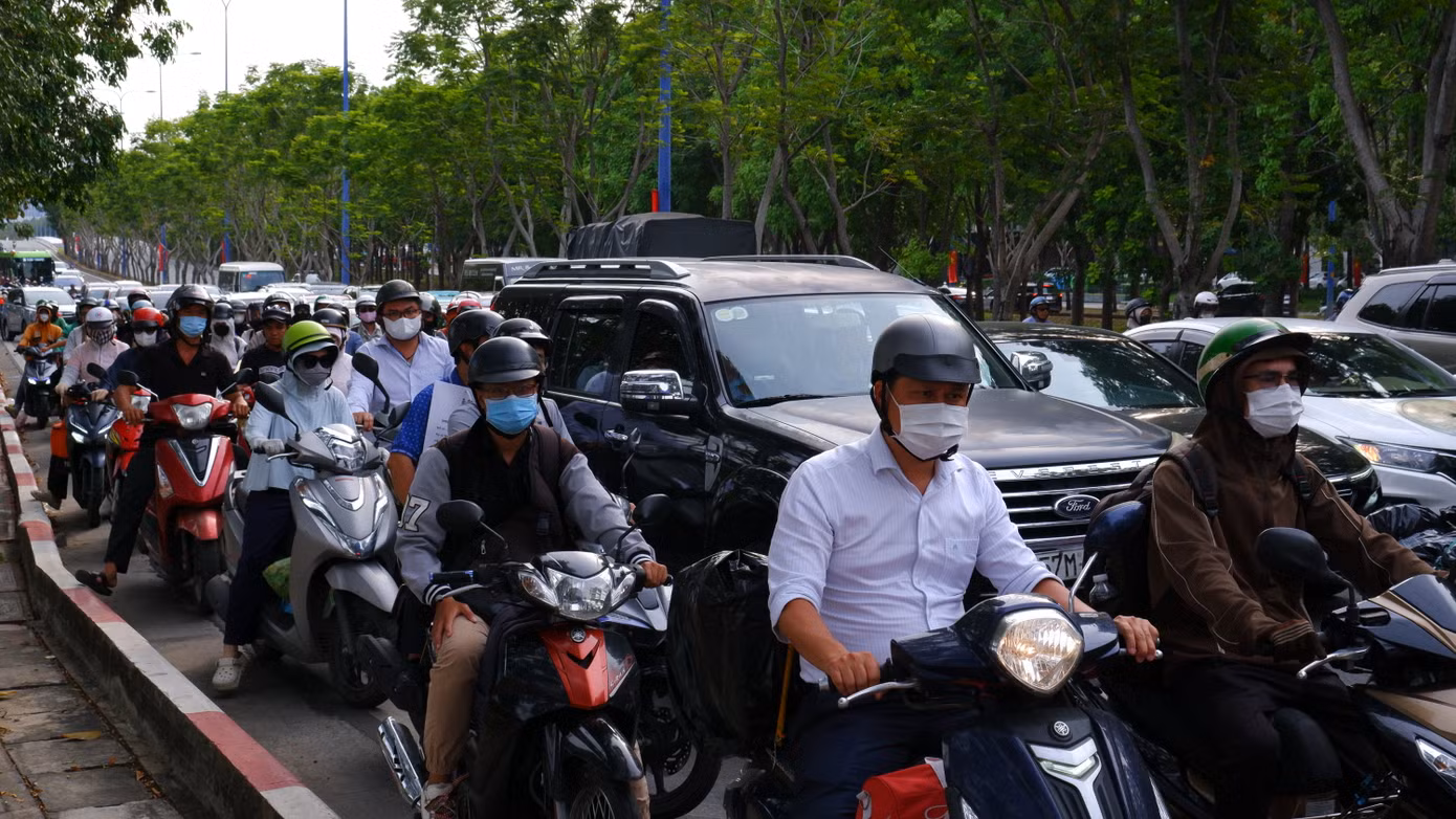 Trong khi đó, ở trục đường Mai Chí Thọ (cửa ngõ phía Đông TPHCM), giao thông ùn ứ trong giờ cao điểm cuối chiều 29/4.