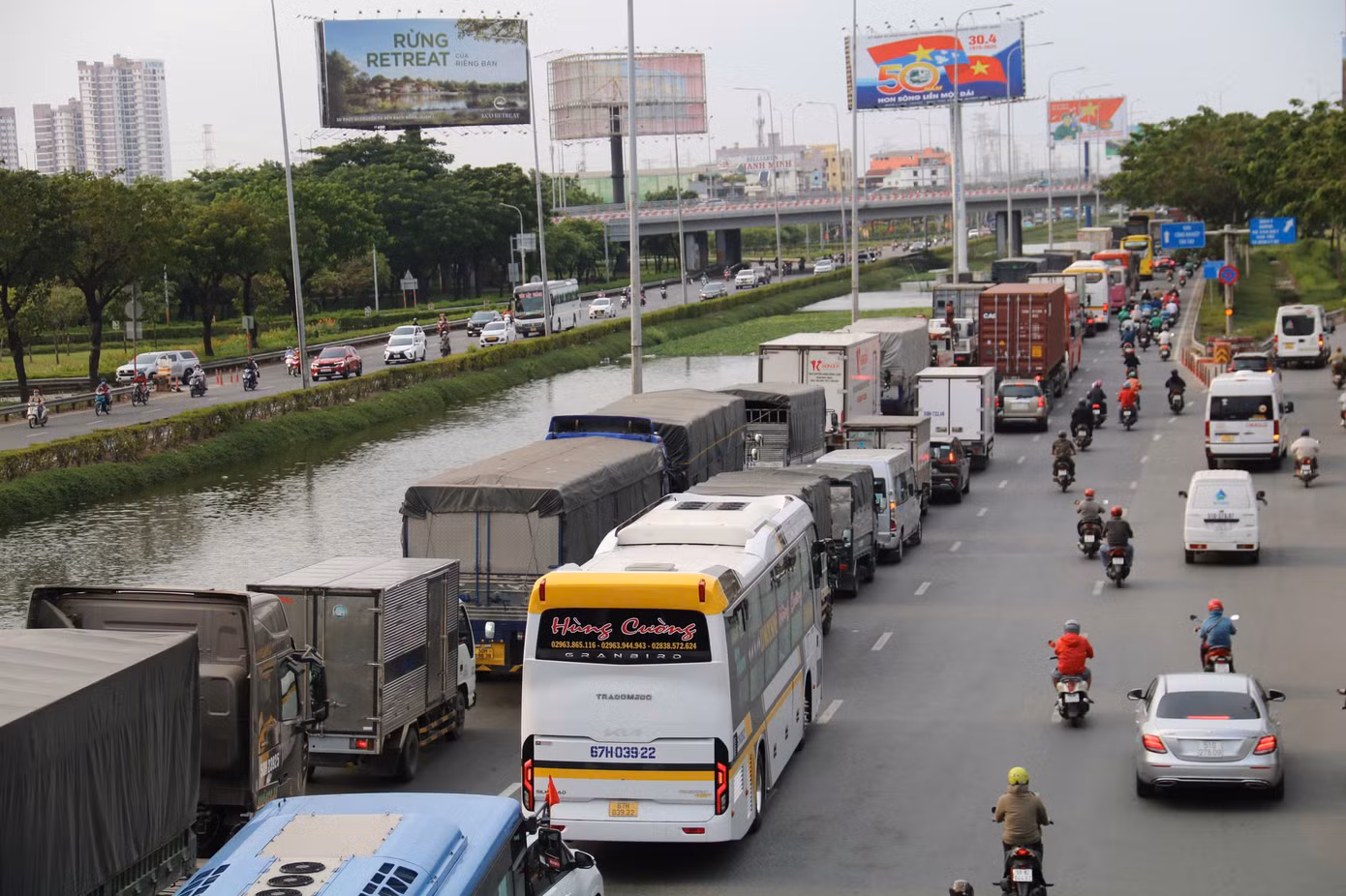 Khu vực quốc lộ 1 - cửa ngõ phía Tây TPHCM và đường Kinh Dương Vương ùn ứ kéo dài hơn 1km hướng từ bến xe Miền Tây về vòng xoay An Lạc.