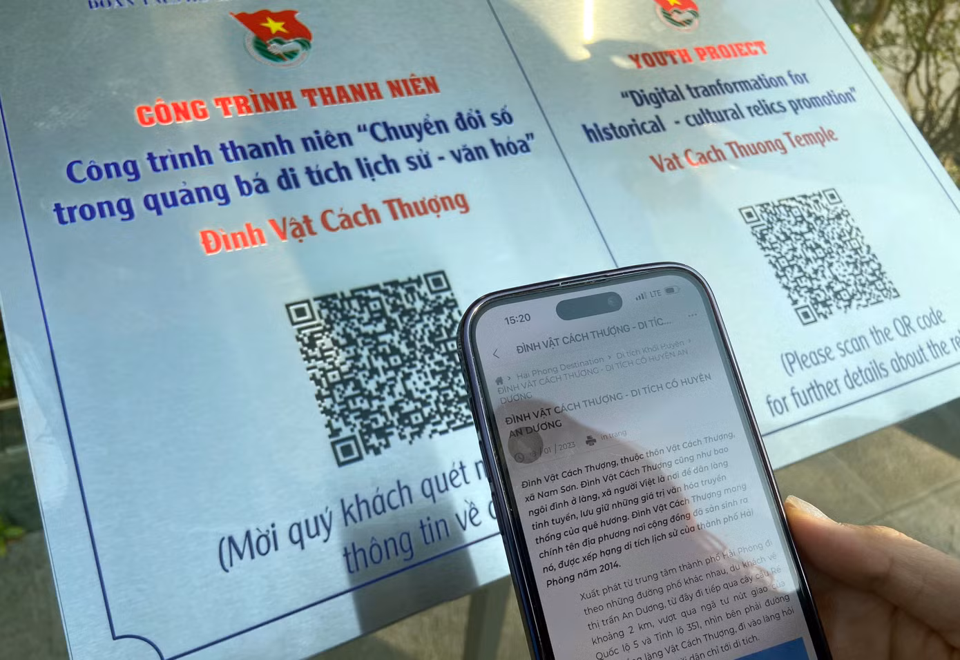 Các hình ảnh, nội dung đều được phiên dịch song ngữ Việt – Anh giúp người dân và du khách dễ dàng tìm hiểu thông tin di tích.