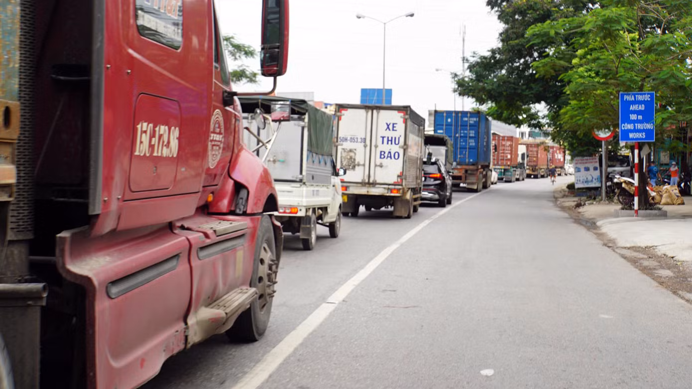 Trục đường Tôn Đức Thắng - QL5, đoạn qua công trường thi công dự án thường xuyên xảy ra ùn tắc giao thông, đặc biệt lưu lượng xe tải và container rất lớn vào giờ cao điểm sáng và chiều.