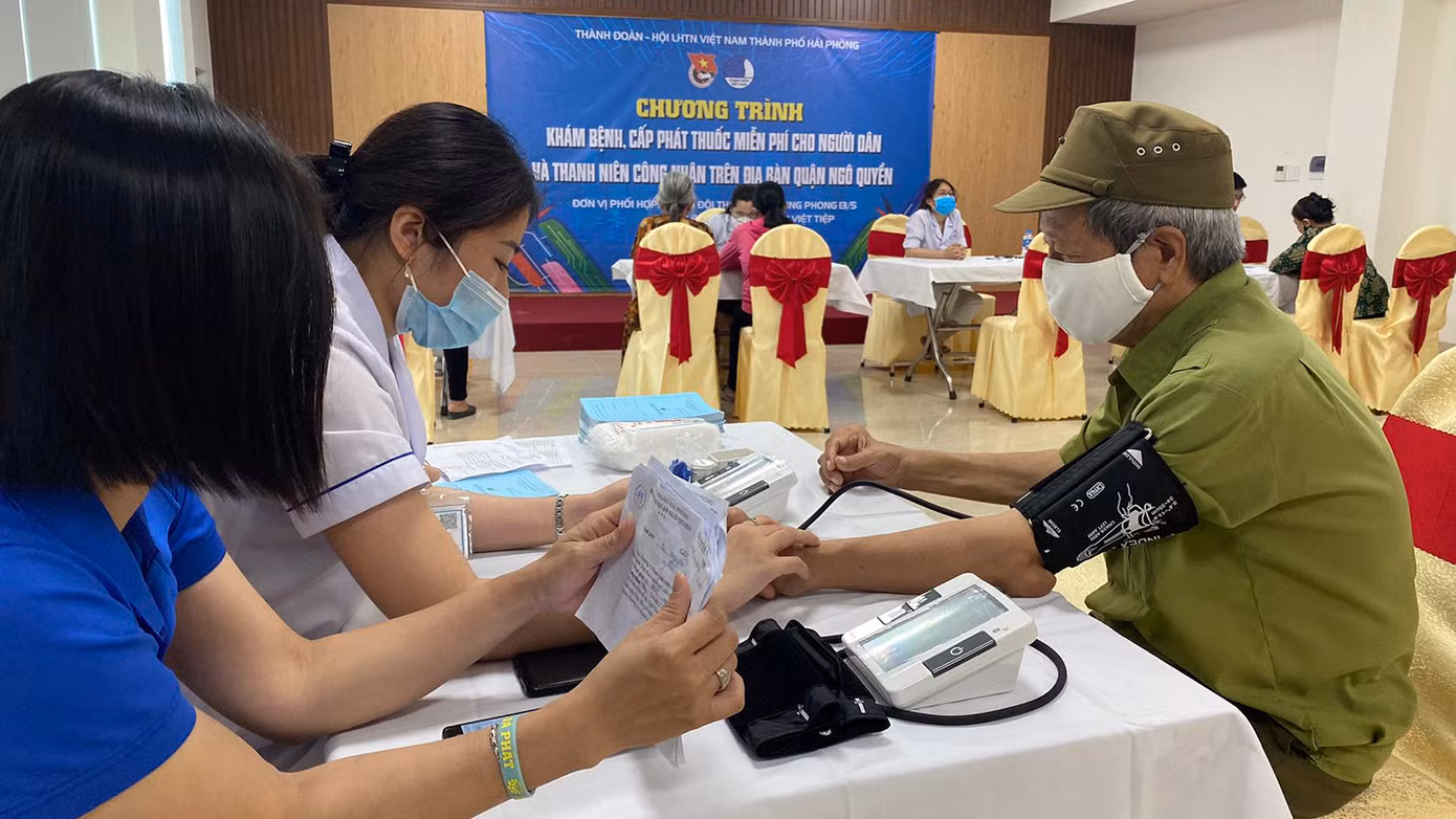 Nhiều người cao tuổi tại quận Hồng Bàng phấn khởi tới điểm khám chữa bệnh miễn phí.