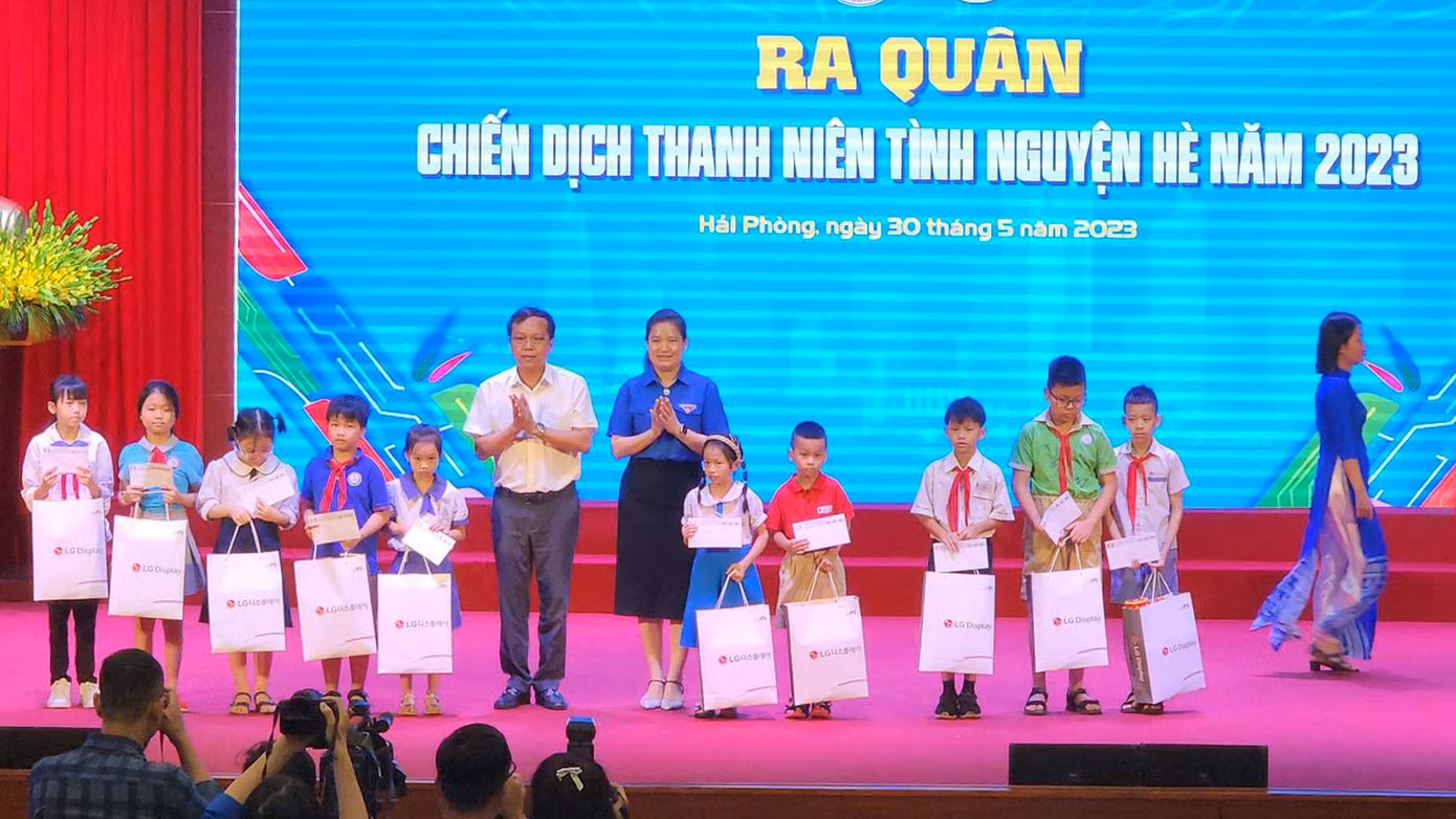 Trong khuôn khổ chương trình ngày ra quân chiến dịch, Thành Đoàn Hải Phòng phối hợp với một số đơn vị trao tặng 20 suất quà, học bổng cho thiếu nhi, thanh niên công nhân và người dân có hoàn cảnh khó khăn, 2 ngôi nhà Khăn quàng đỏ (mỗi nhà trị giá 100 triệu đồng), 3 thư viện số cho 3 quận.