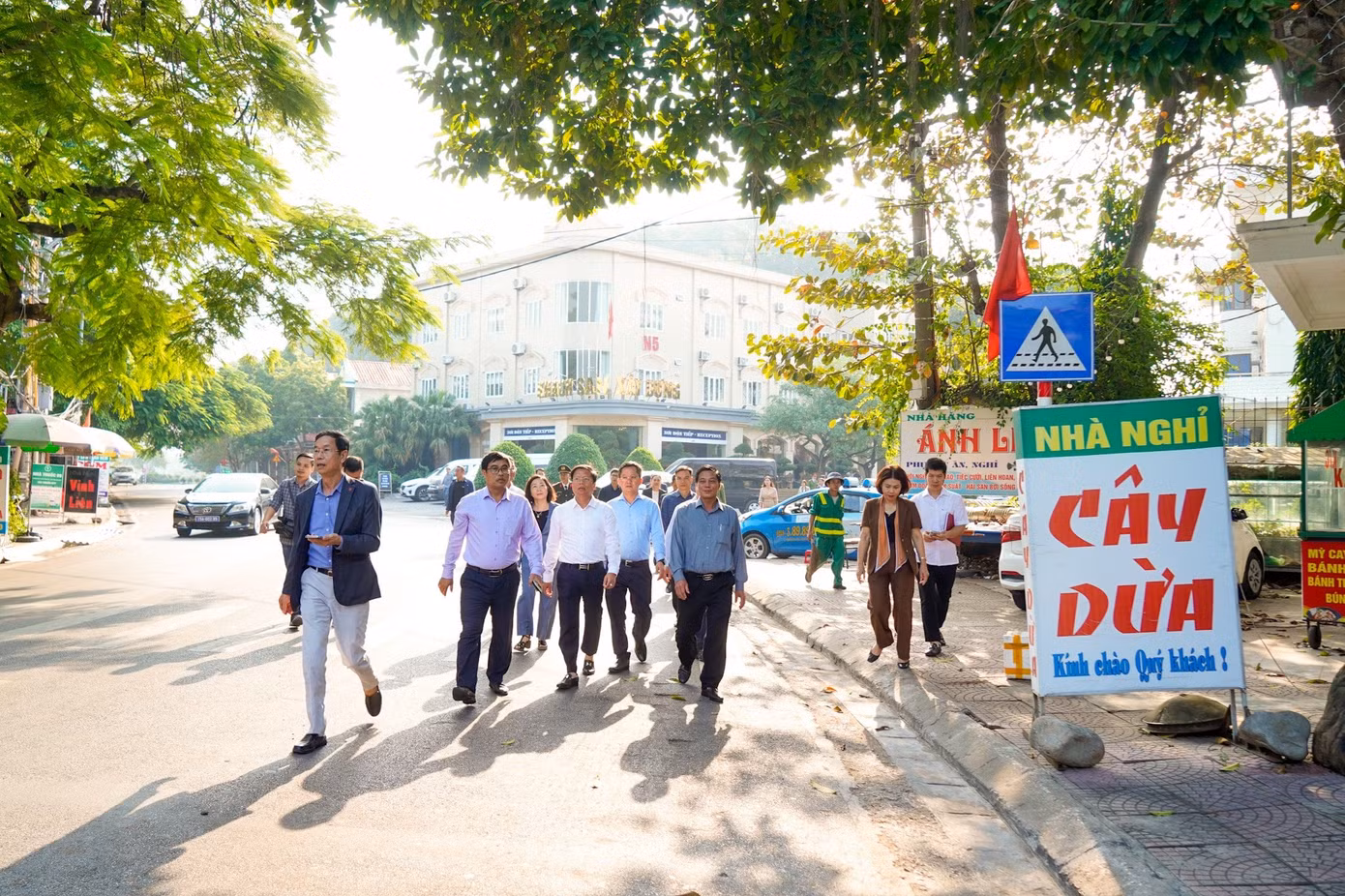 Ông Nguyễn Văn Tùng - Chủ tịch UBND TP Hải Phòng cùng đoàn công tác liên ngành kiểm tra công tác xử lý vi phạm xây dựng, đất đai khu Bộ Xây dựng ở quận Đồ Sơn.