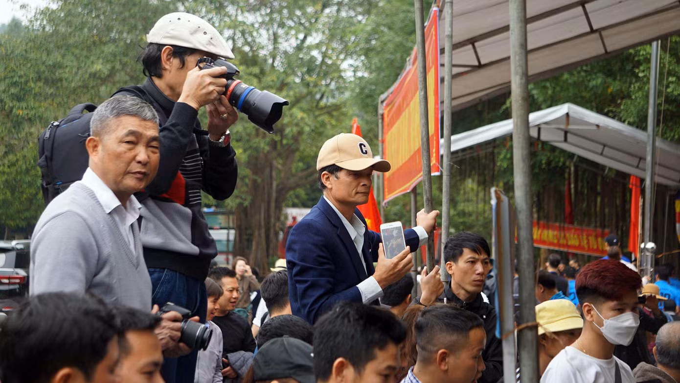 Màn thi đấu pháo đất được hàng trăm người dân, du khách hào hứng cổ vũ. Nhiều người chụp hình, phát trực tiếp trên các mạng xã hội.