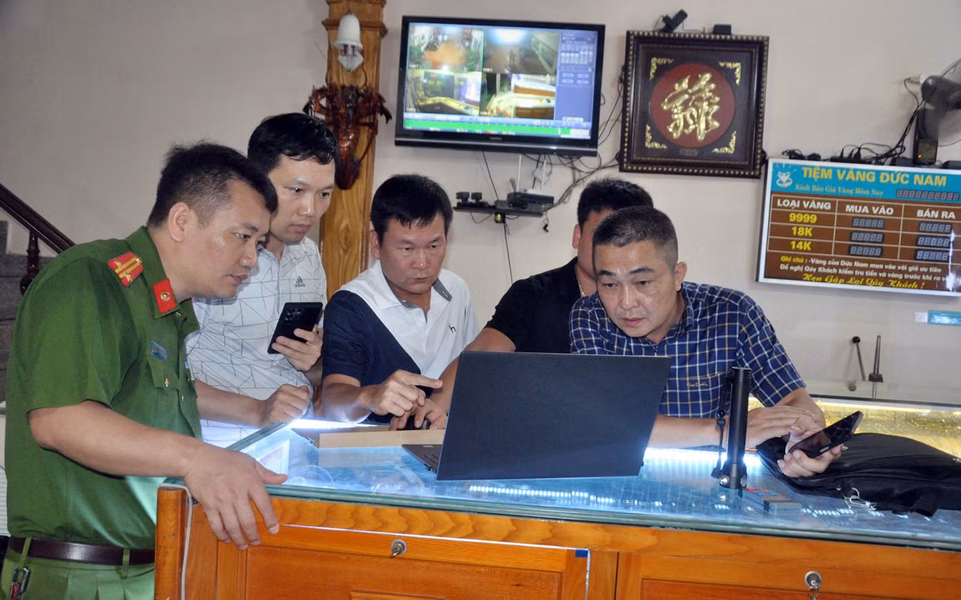 Đại tá Bùi Quang Bình - Giám đốc Công an tỉnh Hải Dương trực tiếp chỉ đạo công tác điều tra, truy bắt nghi phạm vụ nổ súng cướp tiệm vàng.