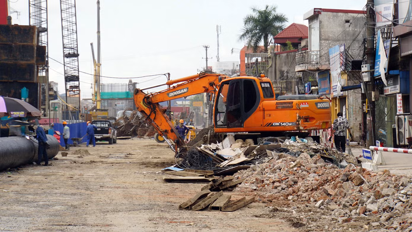 Cũng theo BQL dự án, công tác phê duyệt phương án hỗ trợ di dời các công trình hạ tầng kỹ thuật như cây xanh, điện chiếu sáng... chưa được hoàn thành, do đó mặt bằng thi công rất chật hẹp, khó khăn trong công tác phân luồng, đảm bảo giao thông trong quá trình thi công và không thể triển khai nhiều mũi thi công các hạng mục cùng lúc. Việc này ảnh hưởng tới tiến độ dự án.