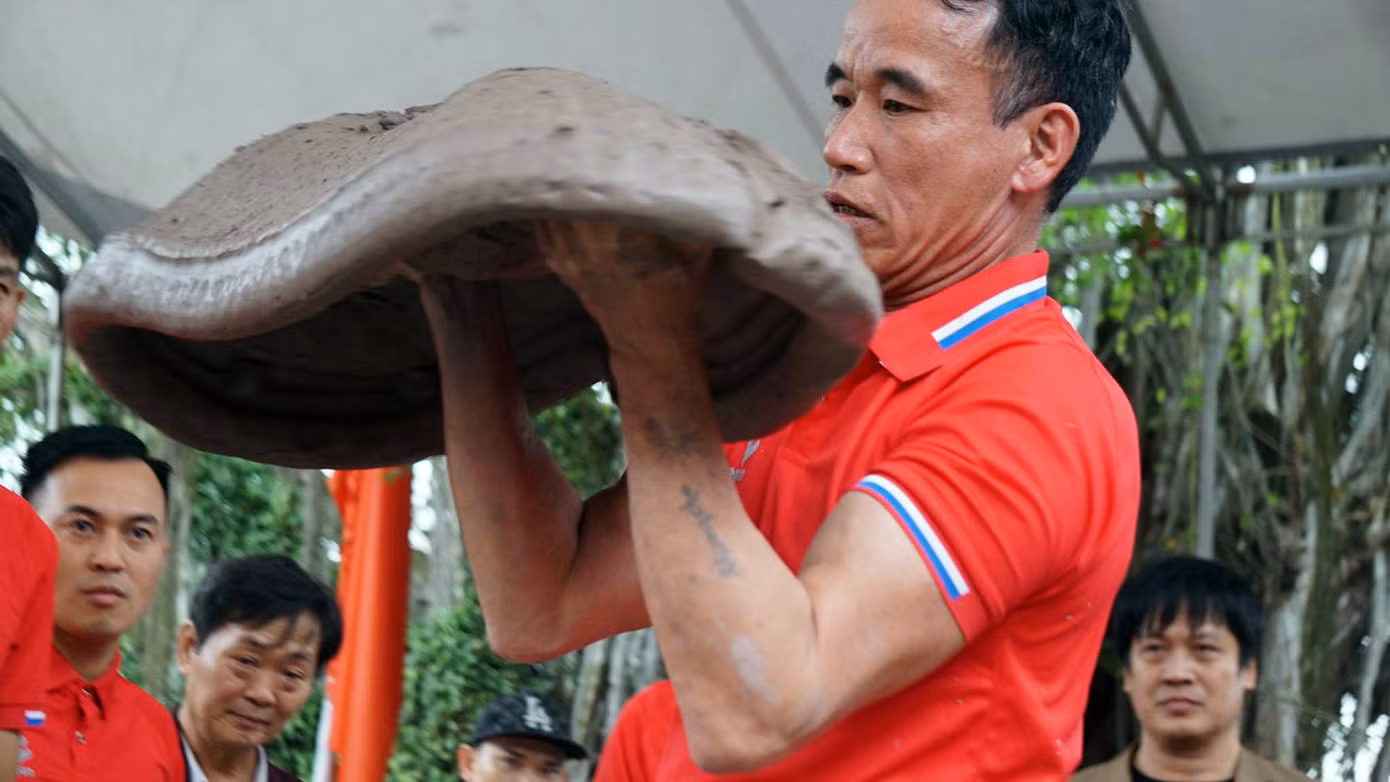 Không chỉ các thanh niên trai tráng, mà nhiều pháo thủ trung niên có sức khỏe, kinh nghiệm cũng có thể tham gia thi đấu.