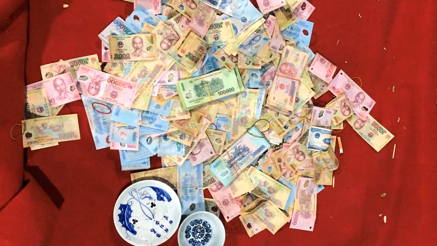 Cảnh sát thu giữ tang vật liên quan ổ nhóm đánh bạc.