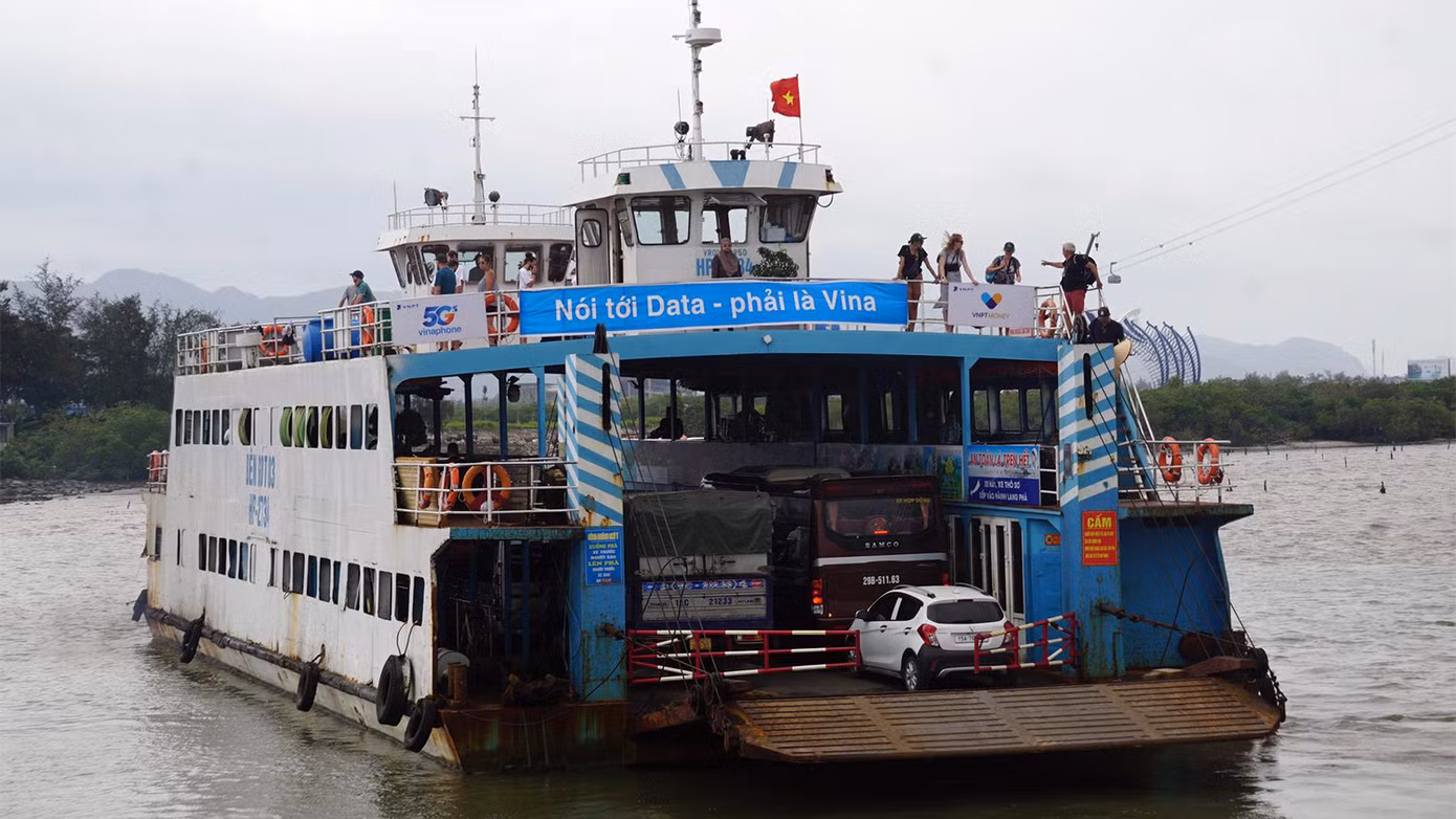 Trao đổi với Tiền Phong, lãnh đạo Bến phà Gót - Cái Viềng cho biết, trong dịp nghỉ lễ 30/4, đơn vị tổ chức gần 1.000 chuyến phà vận chuyển hơn 50.000 lượt du khách, hơn 11.000 xe máy và hơn 5.000 ô tô.