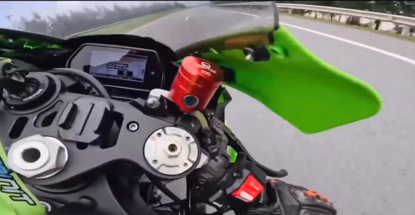 Hình ảnh xe máy di chuyển với tốc độ 262km/h. Ảnh: Cắt từ clip