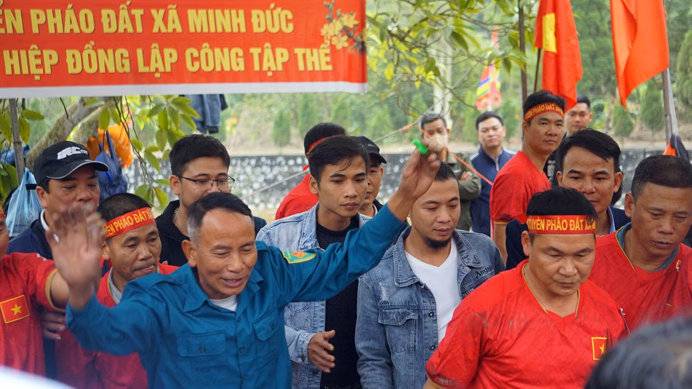Các thành viên đội thi đấu hò reo, ăn mừng khi những quả pháo đất đội mình có dây pháo dài sau khi gieo.