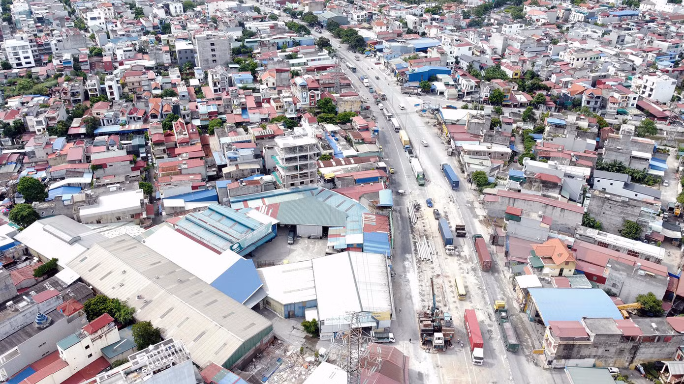 Hợp phần đường nhánh hai bên nút giao với mặt cắt ngang mỗi bên rộng 9,5m (gồm mặt đường và vỉa hè) và vuốt dần kết nối về đường hiện trạng.