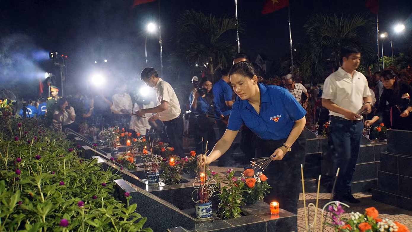 Các đại biểu, đoàn viên thanh niên Hải Phòng thắp hương tưởng nhớ các anh hùng liệt sĩ.