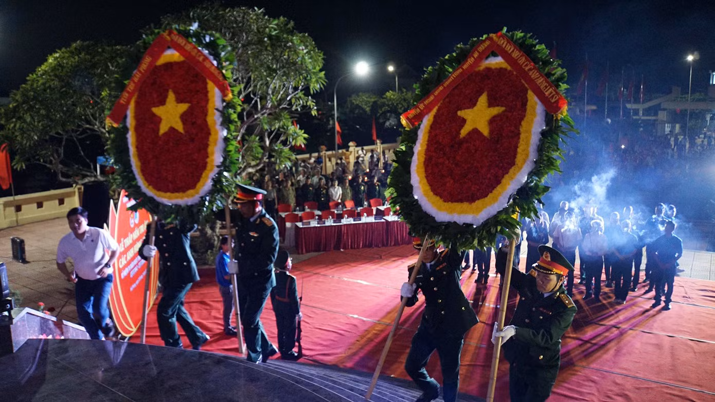 Đoàn đại biểu dâng hương tri ân các anh hùng liệt sĩ tại nghĩa trang liệt sĩ Đặng Cương, huyện An Dương.