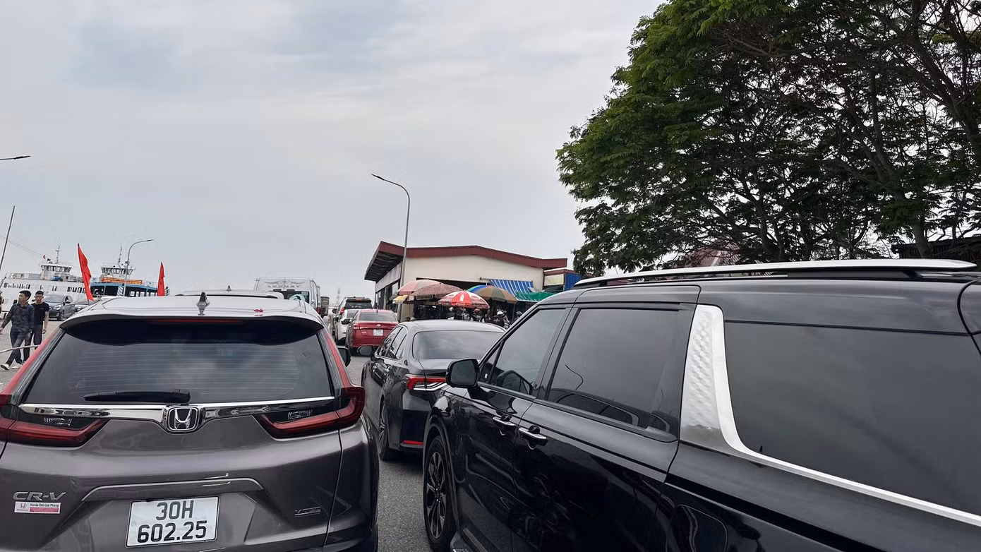 Giờ cao điểm gần trưa và cuối chiều, bến phà Cái Viềng chỉ ùn ứ phương tiện trong thời gian ngắn. Tại khu vực này, không còn cảnh phương tiện nối đuôi nhau hàng trăm mét, du khách vật vạ xếp hàng nhiều giờ như những năm trước.