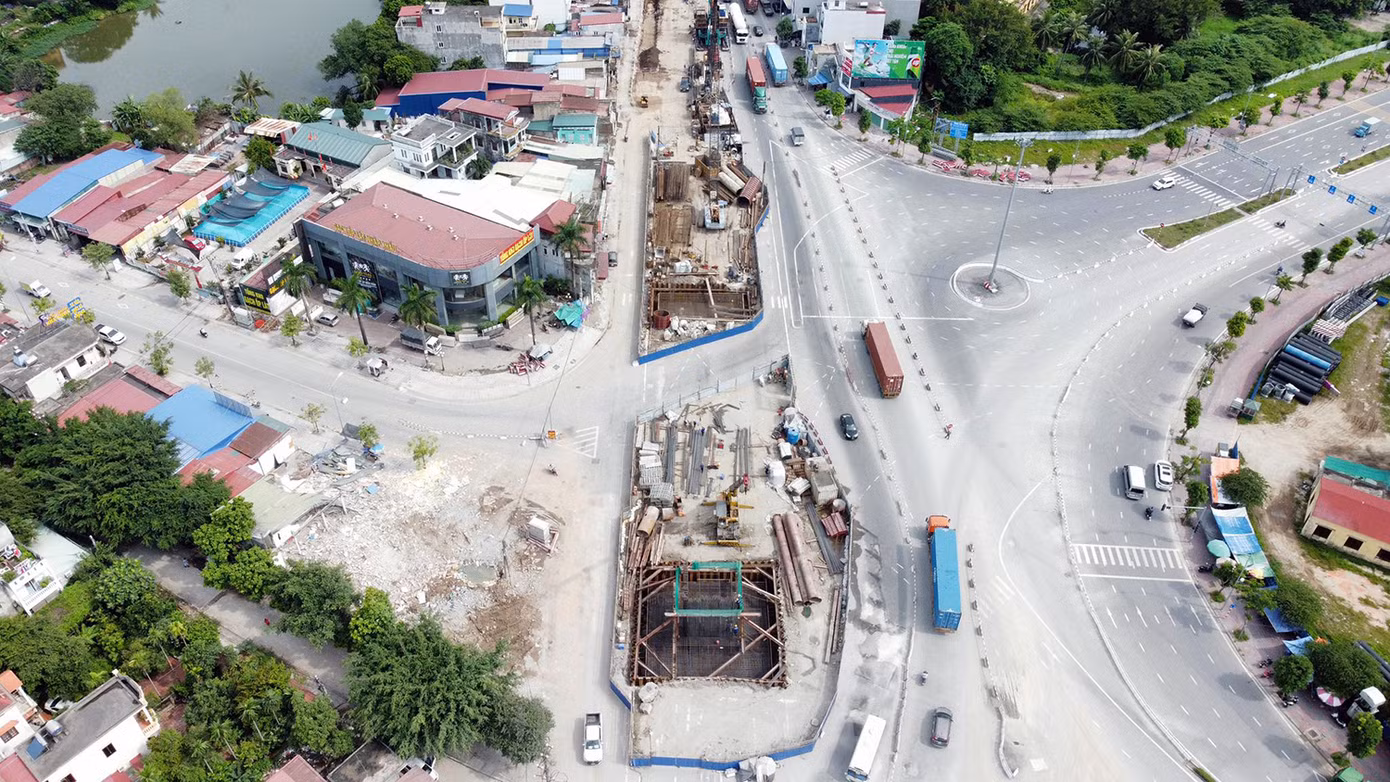 Trong đó, trong đó hợp phần xây dựng cầu vượt trực thông theo hướng đường QL5 - Nguyễn Văn Linh dài 285m, rộng 19,5m, tường chắn cho đường dẫn hai đầu cầu dài 200m. Nút giao thông dưới cầu bằng đảo xuyến có 4 nhánh đường gom 2 bên cầu vượt và các đường đi nút giao Nam cầu Bính, đường Tôn Đức Thắng, đường nối vành đai 2 và Máng Nước kết nối vào, ra đường trung tâm đảo xuyến.