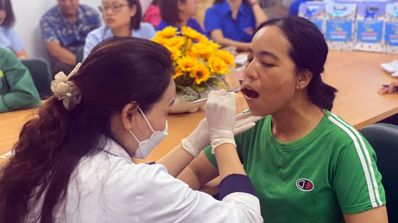 Trong đó, hàng chục đoàn viên thanh niên và các y bác sĩ tổ chức khám chữa bệnh miễn phí cho khoảng 100 người cao tuổi, người dân địa phương tại Trung tâm hành chính quận Ngô Quyền.
