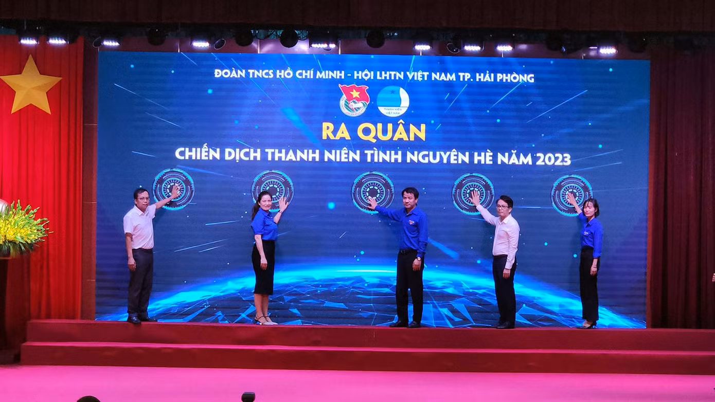 Dự buổi ra quân chiến dịch thanh niên tình nguyện, có anh Ngô Văn Cương - Bí thư T.Ư Đoàn, ông Lê Trí Vũ - Trưởng ban Dân vận Thành ủy Hải Phòng. Theo đó, Thành Đoàn Hải Phòng thành lập 80 đội hình với gần 3.000 đoàn viên tham gia 1 chương trình, 4 chiến dịch nhánh, gồm: tiếp sức mùa thi; tình nguyện mùa hè xanh; tình nguyện kỳ nghỉ hồng và tình nguyện hành quân xanh.