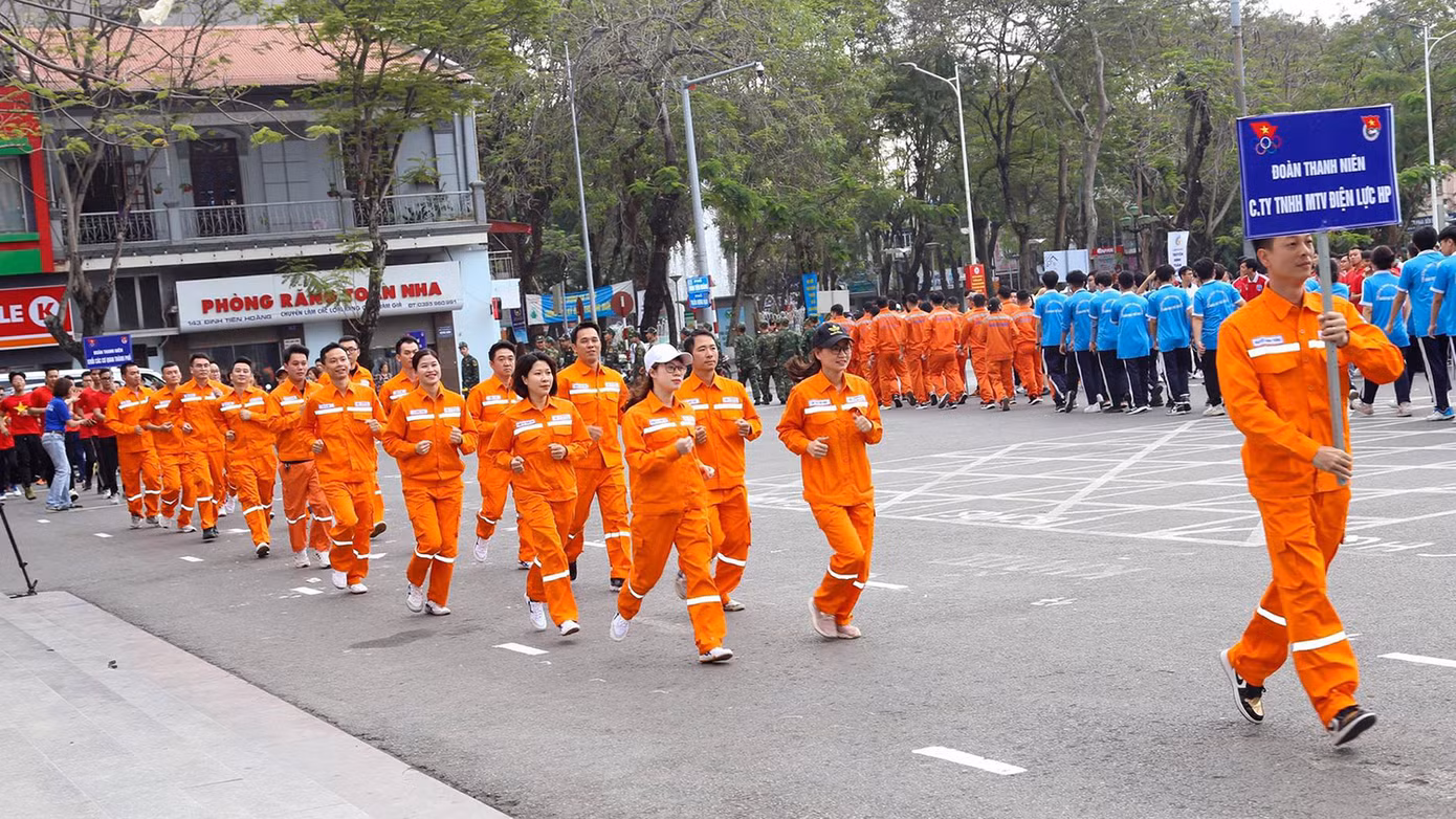 Công nhân tại các công ty, các câu lạc bộ tại Hải Phòng cũng nhiệt tình hưởng ứng, tham gia chạy bộ tạo không khí sôi nổi, hứng khởi. Kết thúc ngày chạy, ban tổ chức đã trao cờ và giải thưởng tặng 20 đơn vị có thành tích xuất sắc trong ngày chạy vì sức khỏe toàn dân.